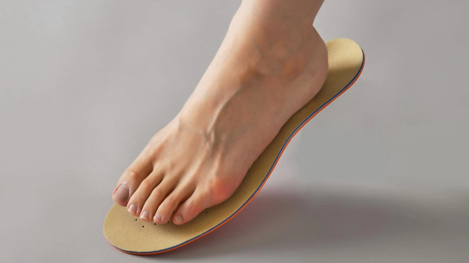 素足がインソールの上に置かれているクローズアップ